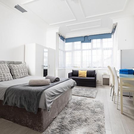 Bright Studio On Golders Green Road Λονδίνο Εξωτερικό φωτογραφία